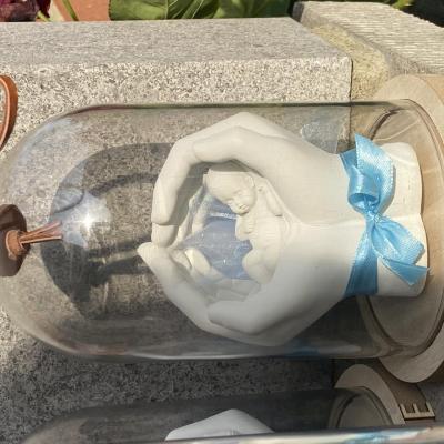Bébé sous globe
