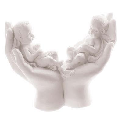 Figurine 2 bébés dans 2 mains garnie