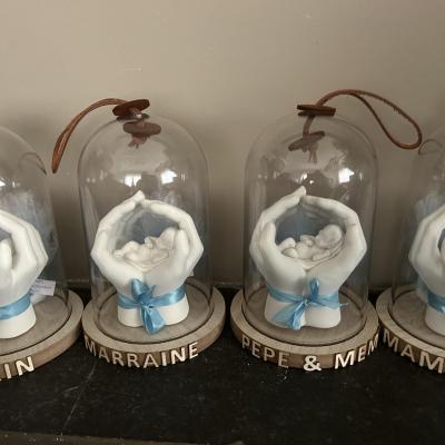Bébé sous globe